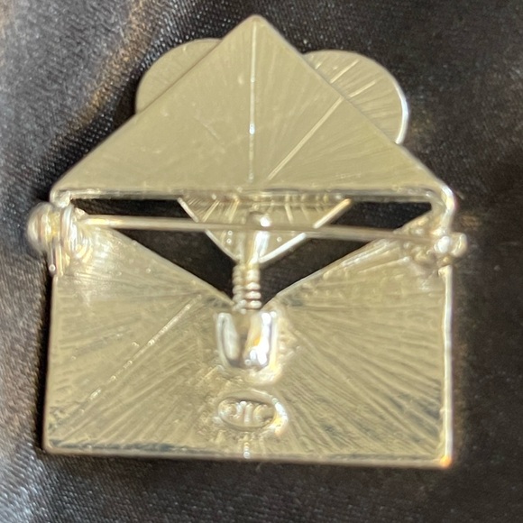 TC Signed Glittery Pink & Red Opened Envelope With Heart Brooch - Picture 4 of 4